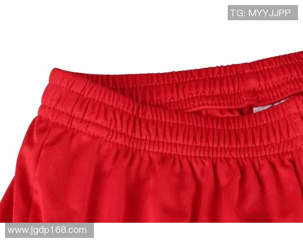 足球明星儿子穿女装的时尚瞬间曝光引发热议与讨论