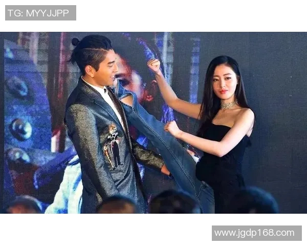 足球明星与中国女友的浪漫故事揭秘及其背后的情感历程分析